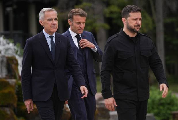 June 17, 2025, Kananaskis, Ab, CANADA: Canadian Prime Minister Mark Carney, front left, Ukrainian President Volodymyr Zelensky, front right, and French President Emmanuel Macron, back centre, arrive for the family photo of world leaders and invited guests at the G7 Summit in Kananaskis, Alta., on Tuesday, June 17, 2025. Kananaskis CANADA - ZUMAc35_ 20250617_zaf_c35_247 Copyright: xDarrylxDyckx