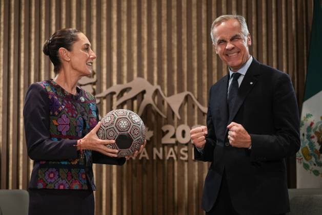 Bilder des Jahres 2025, News 06 Juni News Themen der Woche KW25 News Bilder des Tages June 17, 2025, Kananaskis, Ab, CANADA: Canadian Prime Minister Mark Carney, right, reacts as Mexican President Claudia Sheinbaum presents him a soccer ball with beaded Huichol art on it before a meeting at the G7 Summit in Kananaskis, Alta., on Tuesday, June 17, 2025. Kananaskis CANADA  - ZUMAc35_ 20250617_zaf_c35_253 Copyright: xDarrylxDyckx