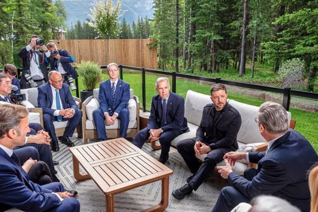 Bilder des Jahres 2025, News 06 Juni News Themen der Woche KW25 News Bilder des Tages Kananaskis, Alberta, Kanada, 17.06.2025: Mountain Lodge: G7-Gipfel 2025: L-R: Japans Premierminister Shigeru Ishiba, Frankreichs Präsident Emmanuel Macron, Bundeskanzler Friedrich Merz (CDU), US-Finanzminister Scott Bessent, Kanadas Premierminister Mark Carney, der ukrainische Präsident Wolodymyr Selenskyj, Britischer Premierminister Keir Starmer (Foto: Michael Kappeler Pool) *** Kananaskis, Alberta, Canada, 17 06 2025 Mountain Lodge G7 Summit 2025 L R Japanese Prime Minister Shigeru Ishiba, French President Emmanuel Macron, German Chancellor Friedrich Merz CDU , US Treasury Secretary Scott Bessent, Canadian Prime Minister Mark Carney, Ukrainian President Volodymyr Selenskyj, British Prime Minister Keir Starmer Photo Michael Kappeler Pool Copyright: xMichaelxKappeler Pool dtsxNachrichtenagenturx dts_71216