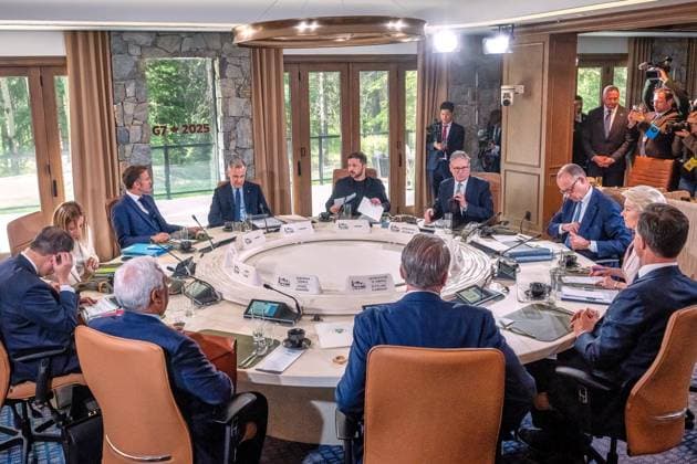 Kananaskis, Alberta, Canada, 17 06 2025 Mountain Lodge G7 Summit 2025 Working session of the G7, clockwise starting at the Chair Mark Carney Canada , Volodymyr Selensky Ukraine , Keir Starmer UK , German Chancellor Friedrich Merz CDU , Ursula von d Copyright: xMichaelxKappeler Pool dtsxNachrichtenagenturx dts_71222