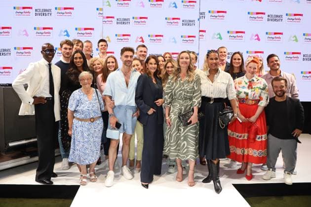 Ernstings Fashion Show 2025 Hamburg closing picture with Teri Hatcher, Bruce Darnell, Elisabeth Roehm, Enie van de Meiklokjes, Taliso Engel, Tanja Biuelter, Mathias Mester, Jo Weil, Lukas Sauer , Marie Amiere, Felix Nieder, Waltraud Braeuss, Svenja Theissen, Linda Teodosiu, Xandra and many more, Ernstings Fashion Show 2025, Hotel Empire Riverside Hamburg, 17 06 2025 Copyright: xEventpressxBecherx
