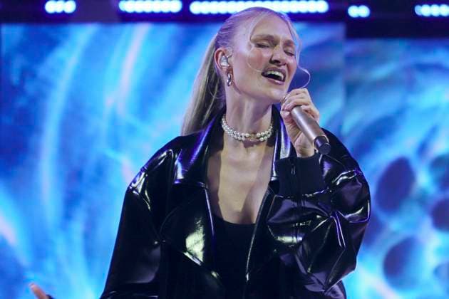 Glasperlenspiel singer Carolin Niemczyk on the catwalk as a guest at the Ernstings Fashion HW Show 2025 under the motto Celebrate Diversity at the Hotel Empire Riverside on June 17, 2025 in Hamburg Hamburg Germany
