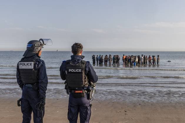 Bilder des Jahres 2025, News 06 Juni News Themen der Woche KW25 Migrants attempt to leave Gravelines beach for the UK 17.06.2025. Migrants attempt to leave Gravelines beach near to Dunkirk with a hope to reach the UK.  Copyright: xJackxHillx NINTCHDBPICT001003575604