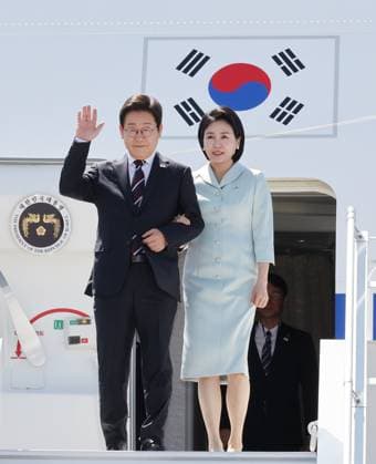 Lee arrives in Canada to attend G7 summit Lee arrives in Canada to attend G7 summit South Korean President Lee Jae-myung, accompanied by his wife, Kim Hye-kyung, arrives at Calgary International Airport in Calgary, Canada, on June 16, 2025, to attend the Group of Seven summit. (Yonhap) 2025-06-17 06:03:48 < 1980-2025 YONHAPNEWS AGENCY. .> Ä³³ª Ù Ä³³ª Ù EDITORIAL USE ONLY  Copyright: xx PYH2025061701190031500 YonhapxNewsx yonphotos242257