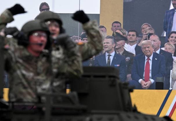Bilder des Jahres 2025, News 06 Juni US Army 250th Birthday Celebration United States Army personnel and military equipment are reviewed by US President Donald J. Trump during a parade celebrating the 250th anniversary of the US Army, June 14, 2025, in Washington, DC. Credit: Kenny Holston Pool via CNP AdMedia Washington District of Columbia United States of America EDITORIAL USE ONLY  Copyright: xx KH2_5926-5445816 CNP AdMediax admphotostwo936724