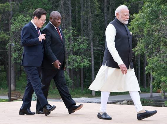 S. Korean president at G7 summit S. Korean president at G7 summit South Korean President Lee Jae Myung (L) talks with South African President Cyril Ramaphosa as he joins a group photo session with the Group of Seven leaders and invited world leaders at the Group of Seven summit venue in Kananaskis, Canada, on June 17, 2025. Walking on their right is Indian Prime Minister Narendra Modi. (Yonhap) 2025-06-18 05:50:29 < 1980-2025 YONHAPNEWS AGENCY. .> Ä³³ª Ù Ä³³ª Ù EDITORIAL USE ONLY  Copyright: xx PYH2025061801170031500 YonhapxNewsx yonphotos242318