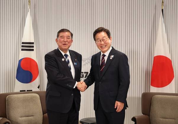 S. Korea-Japan summit in Canada S. Korea-Japan summit in Canada South Korean President Lee Jae Myung (R) and Japanese Prime Minister Shigeru Ishiba pose for a photo ahead of their talks at the Group of Seven summit venue in Kananaskis, Canada, on June 17, 2025. (Yonhap) 2025-06-18 07:20:32 < 1980-2025 YONHAPNEWS AGENCY. .> Ä³³ª Ù Ä³³ª Ù EDITORIAL USE ONLY  Copyright: xx PYH2025061802310031500 YonhapxNewsx yonphotos242329