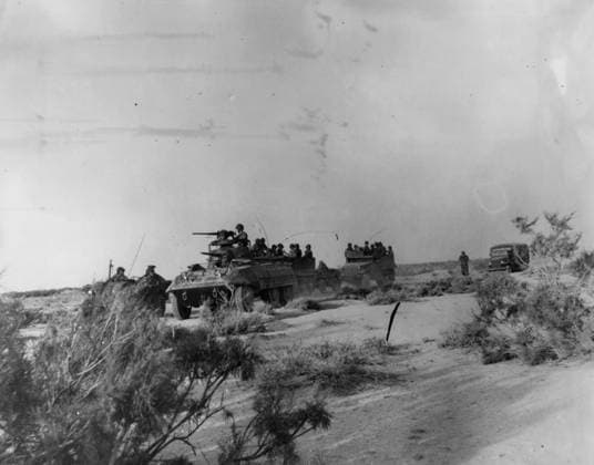 Afrika Ägypten 31. August 1955 31.8.55 Algerien ist wieder ruhig. In der südalgerischen Region Aures ist nach dem schnellen Eingreifen der Armee während der jüngsten Unruhen wieder alles ruhig. Eine Gruppe von Fahrzeugen ist auf der Sandpiste nahe Bisra während Sperrfeueroperationen gegen Fellagha-Elemente zu sehen. (Bildnachweis: Keystone Pictures USA ZUMAPRESS.com) *** Africa Egypt 31 August 1955 31 8 55 Algeria is again quiet in the southern Algeria Region Aures is to the quick intervene the Army during the Latest Riots again all quiet a Group from Vehicles is at the Sand runway near Bisra during Barrage operations against Fellagha Elements to see Picture credits Keystone Pictures USA ZUMAPRESS Com  Copyright: xUnitedxArchivesx xkpaxKeystonex 19550831_baf_k09_001