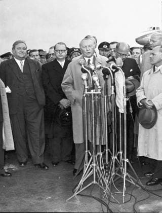 Bundeskanzler Konrad Adenauer 1876 - 1967 15. September 1955 - Bonn, Deutschland - Westdeutschlands erster Bundeskanzler KONRAD ADENAUER begann seine politische Karriere als Mitglied des Kölner Stadtrats und wurde Oberbürgermeister der Stadt. Nach der Machtergreifung der Nazis im Jahr 1933 verlor Adenauer, der seine Abneigung ihnen gegenüber nicht verhehlte, seine Ämter, wurde gezwungen, für ein Jahr in ein Kloster exiliert zu werden und wurde später in einem Gefangenenlager interniert. Am 15. September 1949 wurde Adenauer zum Bundeskanzler der Bundesrepublik Deutschland gewählt. Sein Hauptziel bestand darin, Westdeutschlands Übergang zu einem souveränen, demokratischen Staat sicherzustellen. Er blieb die nächsten vierzehn J  Copyright: xUnitedxArchivesx xkpaxKeystonex 19550915_nin_k09_938