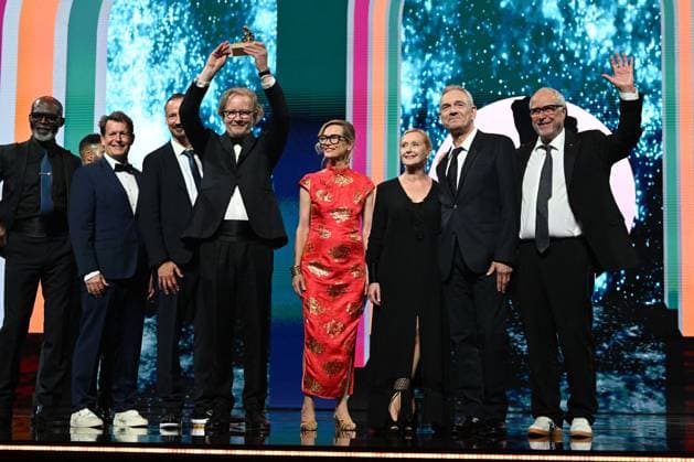 Awards ceremony at the 64th Monte Carlo Television Festival The team who received the award for best fiction film, On a day in September, with actor Jean Yves Berteloot and actress Hélène Alexandridis and Kai Wessel, Wolfgang Cimera and Fred Breinersdorfer during the closing ceremony of the 64th Monte Carlo Television Festival at the Grimaldi Forum in Monaco, June 17, 2025 Bruno Bebert Bestimage Awards ceremony at the closing ceremony of the 64th Monte Carlo Television Festival Monaco  Copyright: xBrunoxBebertx xBestimagexBrunoxBebertx xBestimagex