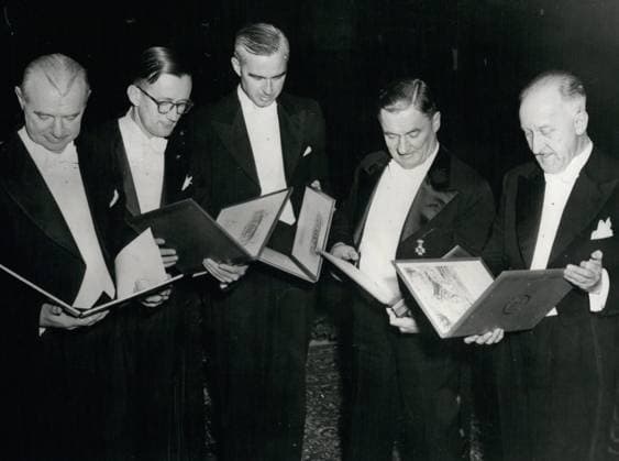 Nobelpreis 12. Dezember 1955 - NOBELPREISTRÄGER ERHALTEN IHRE AUSZEICHNUNGEN... ZEREMONIE IN STOCKHOLM. Die fünf Nobelpreisträger des Jahres 1955 erhielten ihre Auszeichnungen von König Gustaf Adolf im Konzerthaus in Stockholm... Im Anschluss an die Zeremonie folgte ein Bankett. KEYSTONE-FOTO ZEIGT: - Die fünf Preisträger mit ihren Auszeichnungen - nach der Verleihung... Von links nach rechts: - VINCENT du VIGNEAUD (USA); POLYKARPUS KUSCH (USA); WILLIAM LAMB (USA); HUGO THEORELL (Schweden) und HELLDOR LAXNESS (Island) *** Nobel Prize 12 December 1955 Nobel Laureate received their Awards Ceremony in Stockholm the five Nobel Laureate of Year 1955 received their Awards from King Gustaf Adolf at Konzerthaus in Stockholm at Connection  Copyright: xUnitedxArchivesx xkpaxKeystonex 19551212_baf_k09_128