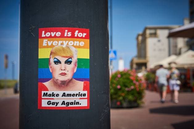 Bilder des Jahres 2025, News 06 Juni News Themen der Woche KW25 News Bilder des Tages NOORDWIJK - Small protest on one of the lampposts in Noordwijk with stickers Make America gay again ahead of the NATO summit. ANP PHIL NIJHUIS netherlands out - belgium out  Copyright: xx x530103935x originalFilename: 530103935.jpg