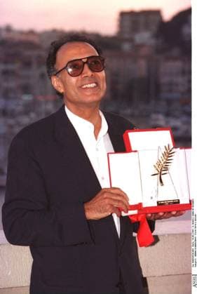 ABBAS KIAROSTAMI FILM TA M E GUILAS LE GOUT DE LA CERISE PALME D OR SOIREE DE CLOTURE ET REMISE DES PRIX 50EME FESTIVAL INTERNATIONAL DU FILM CANNES 1997 PLAN AMERICAIN *** ABBAS KIAROSTAMI Film TA M E GUILAS der GOUT von DIE Kirsche PALME D Gold ABENDFEIER von ZAUN und REMISE DES Preis 50EME FESTIVAL international VON Film Cannes 1997 Plan AMERIKANISCH  Copyright: xANGELI-RINDOFF-GARCIAx xBESTIMAGExANGELI-RINDOFF-GARCIAx xBESTIMAGEx