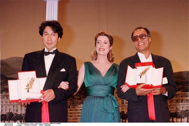 CATHERINE DENEUVE SHOHEI IMAMURA ABBAS KIAROSTAMI PALME D OR CLOTURE ET REMISE DES PRIX 50EME FESTIVAL INTERNATIONAL DU FILM CANNES 1997 SUR SCENE PLAN AMERICAIN *** CATHERINE DENEUVE SHOHEI IMAMURA ABBAS KIAROSTAMI PALME D Gold ZAUN und REMISE DES Preis 50EME FESTIVAL international VON Film Cannes 1997 auf SZENE Plan AMERIKANISCH  Copyright: xANGELI-RINDOFF-GARCIAx xBESTIMAGExANGELI-RINDOFF-GARCIAx xBESTIMAGEx