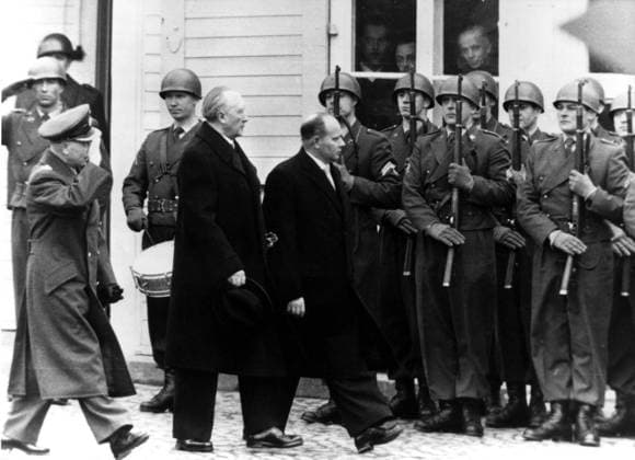 Bundeskanzler Konrad Adenauer 1876 - 1967 1. Januar 1956 - Andernach, Deutschland - Westdeutschlands erster Bundeskanzler KONRAD ADENAUER begann seine politische Karriere als Mitglied des Kölner Stadtrats und wurde Oberbürgermeister der Stadt. Nach der Machtergreifung der Nazis im Jahr 1933 verlor Adenauer, der seine Abneigung ihnen gegenüber nicht verhehlt hatte, seine Ämter, wurde gezwungen, für ein Jahr in ein Kloster exiliert zu werden und wurde später in einem Gefangenenlager interniert. Am 15. September 1949 wurde Adenauer zum Bundeskanzler der Bundesrepublik Deutschland gewählt. Sein Hauptziel war es, Westdeutschlands Übergang zu einem souveränen, demokratischen Staat sicherzustellen. Er blieb die nächsten vierzehn Ja  Copyright: xUnitedxArchivesx xkpaxKeystonex 19560101_nin_k09_952