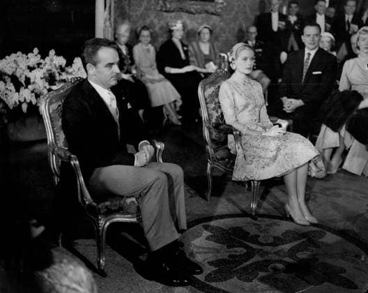 1950-1959 Schauspieler Schauspielerin 18. April 1956 Grace Kelly heiratet Prinz Rainier. Standesamtliche Trauung im Königspalast. Das Foto zeigt die Szene im Thronsaal des Königspalastes in Monte Carlo, die Grace Kelly und Prinz Rainier vor der Unterzeichnung der Dokumente zeigt während ihrer standesamtlichen Trauung heute. *** 1950 1959 Actors Actress 18 April 1956 Grace Kelly marries Prinz Rainier civil Wedding ceremony at Royal Palace the Photo shows the Scene at Throne room of Royal Palace in Monte Carlo, the Grace Kelly and Prinz Rainier before the Signature the Documents shows during their civil Wedding ceremony Today  Copyright: xUnitedxArchivesx xkpaxKeystonex 19560418_baf_k09_002