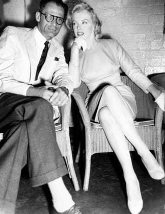 Miller und Monroe kommen zu Dreharbeiten in London an 14. Juli 1956 – London, England, Vereinigtes Königreich – MARILYN MONROE (1926–1962) mit ihrem Ehemann, dem Dramatiker ARTHUR MILLER, wo der Star im Film Der Prinz und das Showgirl mitspielen sollte. London England United Kingdom *** Miller and Monroe come to Shooting in London to 14 July 1956 – London, England, United Kingdom – Marilyn Monroe 1926-1962 with their Husband, the playwright Arthur MILLER, where the Star at Film the Prinz and the Showgirl play along should London England United Kingdom  Copyright: xUnitedxArchivesx xkpaxKeystonex 19560714_jes_k09_396