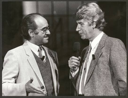 Alfred Biolek Köln - der Entertainer Alfred Biolek (*1934 + 2021) mit dem holländischen Showmaster Rudi Carrell in der Sendung Bios Bahnhof - Biolek produzierte Carrells Show Am laufenden Band von 1974 bis 1976 - Foto vom 28.10.1982 Deutschland *** Alfred Biolek Cologne the Entertainer Alfred Biolek 1934 2021 with the Dutch Showmaster Rudi Carrell in the Broadcast BIOS Train station Biolek produced Carrells Show on current Volume from 1974 to 1976 Photo from 28 10 1982 Germany Copyright: xUnitedxArchivesx xGrevenStiftungx xKölnischexRundschaux xHans-PeterxDahlhausen KR_01_0025971_r EDITORIAL USE ONLY