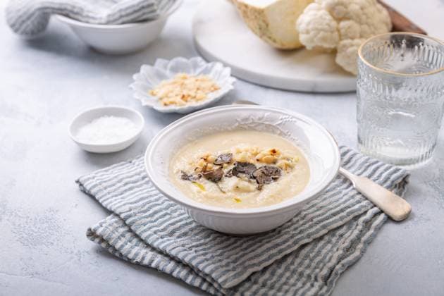 Vegetarische Blumenkohlsuppe mit Trüffel und Macademianüssen Vegetarian cauliflower soup with truffle and macademia nuts (License=RF) Copyright: xZoonar.com IngridxBalabanovax 23537853