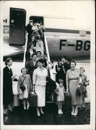 Vereinigtes Königreich Irland 8. August 1956 – Weitere Frauen und Kinder kommen aus der Suezzone. Ein ABOAC-Flugzeug landete mit den Familien der Shell-Mitarbeiter – eingeflogen aus Kairo – am Londoner Flughafen, angesichts der Suezkanalkrise. Keystone-Fotos zeigen: Einige der Familien bei der Ankunft aus Kairo am Londoner Flughafen. *** United Kingdom Ireland 8 August 1956 – further Women and Children come from the Suez zone a ABOAC Airplane landed with the Families the Shell Employees – flown in from Cairo – on London Airport, in view of the Suez Canal crisis Keystone Photos show some the Families at the Arrival from Cairo on London Airport  Copyright: xUnitedxArchivesx xkpaxKeystonex 19560808_baf_k09_137