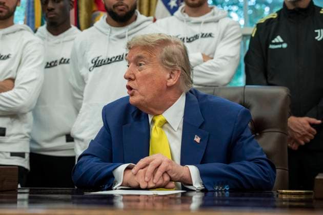 President Trump Holds a Meeting with Members of the Juventus Soccer Club U.S. President Donald Trump holds a meeting with members of the Juventus soccer club in the Oval Office of the White House in Washington, DC on Wednesday, June 18, 2025. Photo by Ken Cedeno Pool ABACAPRESS.COM WASHINGTON DC United States  Copyright: xPool ABACAx