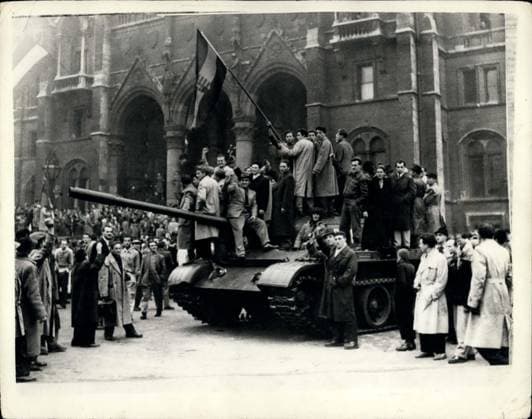 Österreich Ungarn Rumänien 3. November 1956 - neue Bilder des Bürgerkriegs in Ungarn. Revolutionäre und ein Panzer in Budapest. Das Foto zeigt Bürger und Revolutionäre vor dem Parlament, als sie auf einem Panzer durch die Straßen von Budapest fahren – auf dem Höhepunkt der antikommunistischen Demonstrationen. *** Austria Hungary Romania 3 November 1956 New pictures of Civil war in Hungary Revolutionaries and a Tanks in Budapest the Photo shows Citizens and Revolutionaries before the Parliament, as you at a Tanks through the Roads from Budapest drive – at the Highlight the anticommunist Demonstrations  Copyright: xUnitedxArchivesx xkpaxKeystonex 19561103_baf_k09_001