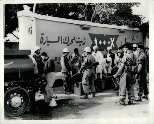 Afrika Ägypten 11. November 1956 Aktuelle Ereignisse aus dem Suezgebiet ¦ Ägypter stehen Schlange für Heizöl: Während Autofahrer in diesem Land aufgrund der bevorstehenden Benzinrationierung aufgrund der Suezkrise Schwierigkeiten haben, an Benzin zu kommen, spüren die Ägypter selbst die Krise. Man sieht sie täglich Schlange stehen für Kerosin zum Kochen. Das Foto zeigt britische und französische Truppen, die eine Schlange Ägypter in El Raswa am Stadtrand von Port Said beaufsichtigen. Die Schlange ist für Kerosin und Öl. *** Africa Egypt 11 November 1956 current Events from the Suez area ¦ Egyptian Standing Snake for Fuel oil during Drivers in this Country due to the forthcoming Benzinrationierung due to the Su  Copyright: xUnitedxArchivesx xkpaxKeystonex 19561111_baf_k09_080