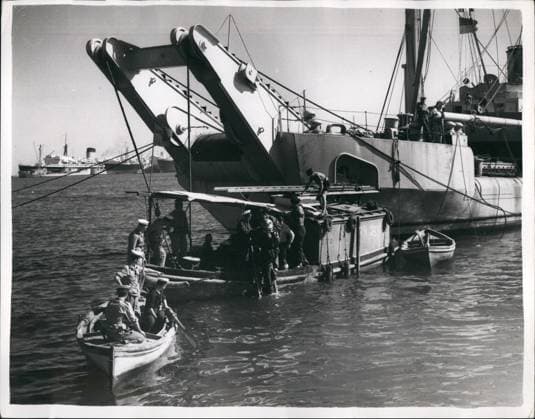 Boote Segeln Schiffe 11. November 1956 – Die Krise im Nahen Osten, Marinetaucher bei der Arbeit, um die Blockadeschiffe im Kanal zu räumen. OPS: Ein Marinetaucher von einem der Bergungsschiffe geht hinunter, um mit der Arbeit zur Räumung der gesunkenen Blockadeschiffe im Suezkanal zu beginnen. *** Boats sailing Ships 11 November 1956 – the Crisis at Near East, Navy divers at the Work, at the Blockade vessels at Channel to vacate OPs a Navy divers from a the Rescue vessels goes down, at with the Work to Eviction the decreased Blockade vessels at Suez Canal to start  Copyright: xUnitedxArchivesx xkpaxKeystonex 19561111_baf_k09_144
