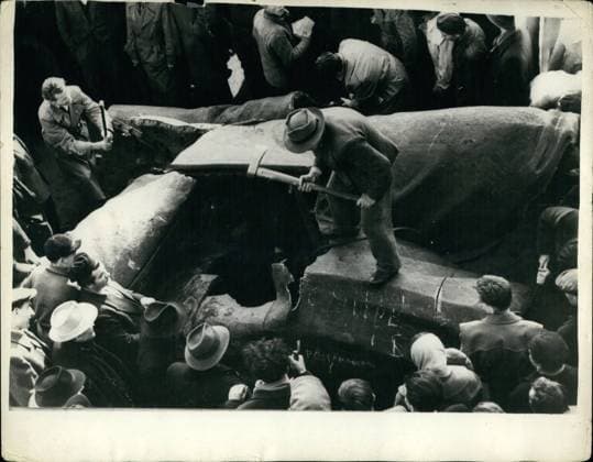 Kategorisiert werden 11. November 1956 – Neues Bild des Bürgerkriegs in Ungarn. Stalin-Statue wird zerhackt: Ein Graffiti mit der Aufschrift Posträuber bezieht sich auf einen von Stains frühen Jobs. Das Foto zeigt die Szene, als die riesige Stalin-Statue in Stücke gehackt wird – in der Nähe des Nationaltheaters in Budapest – auf dem Höhepunkt des jüngsten Bürgerkriegs, der in ganz Ungarn wütete. *** Categorized become 11 November 1956 – New Picture of Civil war in Hungary Stalin Statue will chopped up a Graffiti with the Inscription Post robbers obtains itself at a from stains early Jobs the Photo shows the Scene, as the Huge Stalin Statue in Pieces hacked will – in the Proximity of National Theatre in Budapest – at the Highlight of  Copyright: xUnitedxArchivesx xkpaxKeystonex 19561111_baf_k09_215