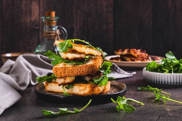 Leckeres Sandwich mit gebratenem Halloumi und Rucola auf einem Teller auf dem Tisch Leckeres Sandwich mit gebratenem Halloumi und Rucola auf einem Teller auf dem Tisch (License=RF) Copyright: xZoonar.com ElenaxRuix 23606422