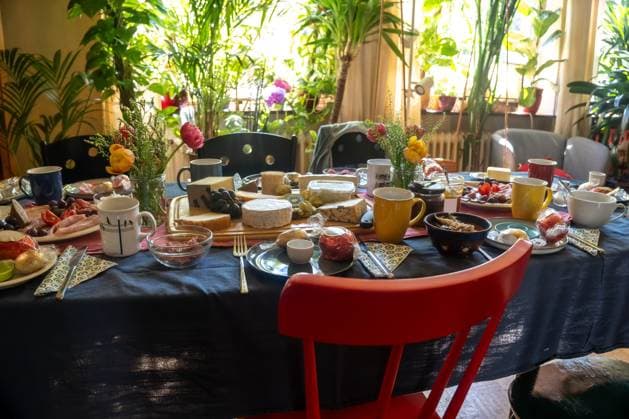 IMAGO Creative, Ostern, Bräuche, Osterbrunch Großer Esstisch, komplett gedeckt mit Käse, Wurst und weiteren Köstlichkeiten für eine Mahlzeit mit Familie oder Freunden in einem Wohnzimmer, ausgewählter Schwerpunkt Large dining table, fully set with cheese, sausage and more delicacies for a meal with family or friends in a living room, selected focus, narrow depth of field (License=RF) Copyright: xZoonar.com MarenxWinterx 23614077