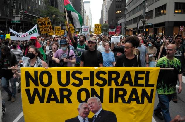 Bilder des Jahres 2025, News 06 Juni News Themen der Woche KW25 News Bilder des Tages No war on Iran rally in New York, US - 18 Jun 2025 Demonstrators hold a banner during a march protesting war against Iran. Demonstrators rallied in Manhattan opposing the Israel Defense Forces airstrikes on Iran. Protesters also condemned the possibility of the United States joining Israel in the war against Iran. Furthermore, protesters criticized the IDF’s military operations in Gaza. The rally occurred as Israel and Iran have been exchanging missile strikes against one another for the past six days. According to American officials, Iran is preparing to attack U.S. military bases in the Middle East if the U.S. joins Israel’s war against Iran. New York United States Copyright: xJiminxKimx xSOPAxImagesx JKIM_no_war_on_iran_rally_nyc_jun_18_25_DSC7322.jpeg