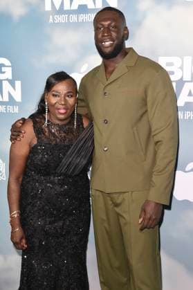 Stormzy with mother Abigail Owuo at the premiere of the Apple iPhone 16 Pro short film Big Man at BFI Southbank London, 18 06 2025 Foto:xS.xVasx xFuturexImagex big_man_5733