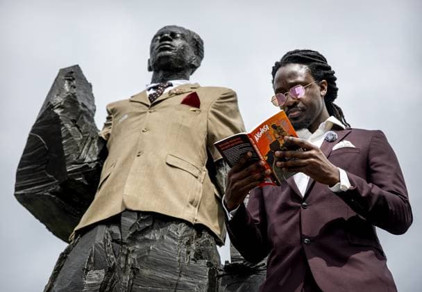 Bilder des Jahres 2025, Entertainment 06 Juni Entertainment Themen der Woche KW25 Entertainment Bilder des Tages AMSTERDAM - Akwasi during the dressing of the Anton de Kom statue at the on the Anton de Kom Square. The statue is dressed in a specially designed suit, as a tribute to the legacy of Anton de Kom, his dignity and his work, and as a visual correction to how we portray heroes like Anton de Kom. ANP KOEN VAN WEEL netherlands out - belgium out  Copyright: xx x530145583x originalFilename: 530145583.jpg