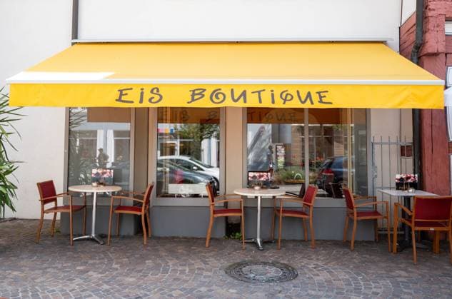 Bad Saulgau Eisdiele,Eis Boutique,in Bad Saulgau Die Eisdiele - Eis Boutique - lädt mit ihrer gelben Markise und mehreren Außentischen zum Verweilen in der Innenstadt von Bad Saulgau ein. Der gastronomische Betrieb bietet in der warmen Jahreszeit Eis und Getränke im Außenbereich an. *** Bad Saulgau Eisdiele,Eis Boutique,in Bad Saulgau The ice cream parlor Eis Boutique with its yellow awning and several outdoor tables invites you to linger in the city center of Bad Saulgau The gastronomic business offers ice cream and drinks in the outdoor area during the warm season Copyright: xEibner-Pressefotox EP_EER