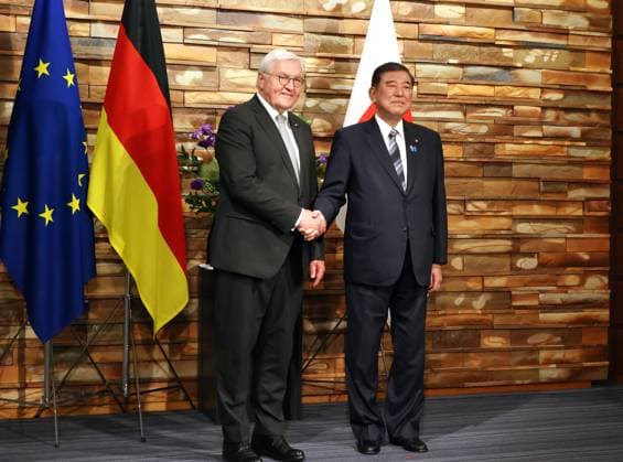 News Themen der Woche KW25 News Bilder des Tages June 19, 2025, Tokyo, Japan: German President Frank-Walter Steinmeier (L) shakes hands with Japanese Prime Minister Shigeru Ishiba (R) prior to their talks at the prime minister s official residence in Tokyo on June 19, 2025. Steinmeier is ow in Japan to attend the national day event of the World Expo 2025 in Osaka. Tokyo Japan - ZUMAz114 20250619_zih_z114_002 Copyright: xPOOLx