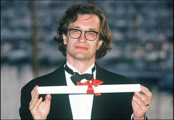 ARCHIVES - WIM WENDERS FESTIVAL DE CANNES 1993 ARCHIVES PLAN AMERICAIN NOEUD PAPILLON COSTUME Cannes France *** Archiv WIM WENDERS FESTIVAL von Cannes 1993 Archiv Plan AMERIKANISCH Knoten Schmetterling KOSTUME Cannes Frankreich  Copyright: xANGELI-RINDOFFx xBESTIMAGExANGELI-RINDOFFx xBESTIMAGEx