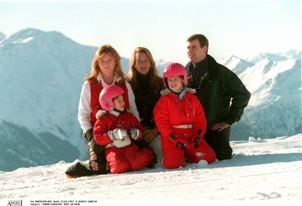 SARAH FERGUSON AVEC SA MERE ET ENFANTS EUGENIE ET BEATRICE AVEC LE PRINCE ANDREW A VERBIER SUISSE ASSIS NEIGE COMBINAISON PLAN SERRE *** SARAH FERGUSON mit AG MUTTER und KINDER EUGENIE und BEATRICE mit der Prinz ANDREW A VERBIER Schweiz SITZEN Schnee COMBINAISON Plan Gewächshaus  Copyright: xANGELI-GARCIAx xBESTIMAGExANGELI-GARCIAx xBESTIMAGEx