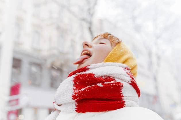 IMAGO Creative, Winter, In der Stadt Positives Porträt jugendlich Mädchen im Schneefall Stadtlandschaft Portrait positive teenage girl in red and white knitted long scarf catching snowflakes with tongue, on snowy city street, blizzard weather (License=RF) ,model released, Symbolfoto Copyright: xZoonar.com LarysaxStefaniukx 23618649 ,model released, Symbolfoto ,property released