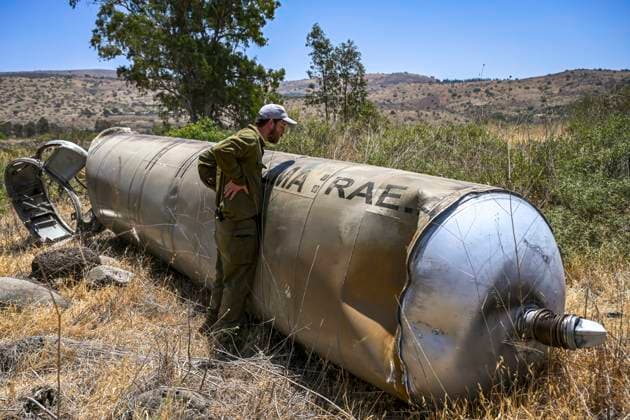Bilder des Jahres 2025, News 06 Juni News Themen der Woche KW25 News Bilder des Tages Tel Aviv Iranian Ballistic Missile June 19 Members of the Israeli special forces check the apparent remains of an Iranian ballistic missile lying on the ground in Tel Aviv on Thursday, June 19, 2025. Tel Aviv Tel Aviv Israel Copyright: xMichaelxGiladix
