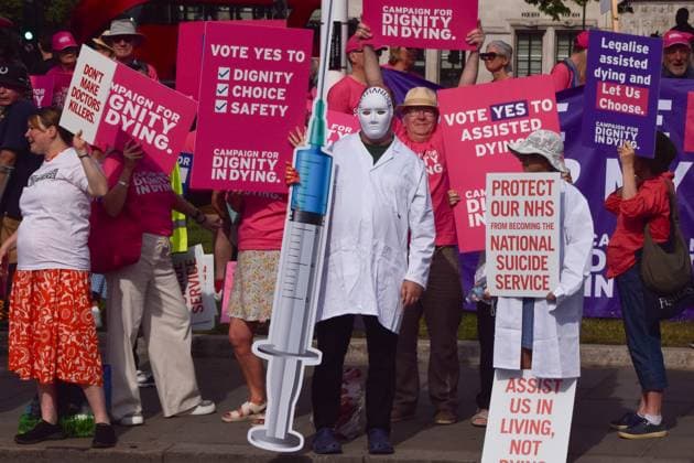 Bilder des Jahres 2025, News 06 Juni News Themen der Woche KW25 June 20, 2025, London, England, United Kingdom: Both supporters and opponents of the Assisted Dying Bill gather in Parliament Square as MPs continue to debate the bill. London United Kingdom - ZUMAv130 20250620_zip_v130_021 Copyright: xVukxValcicx