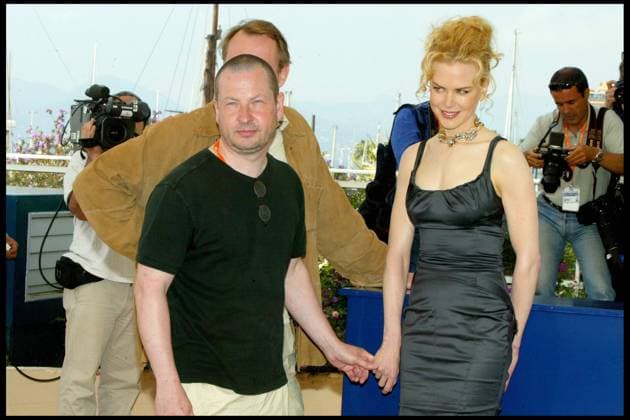 NICOLE KIDMAN ET LARS VON TRIER PHOTOCALL DU FILM DOGVILLE AU 56EME FESTIVAL DE CANNES PLAN LARGE FEMININ BIJOU COLLIER *** NICOLE KIDMAN und LARS VON TRIER PHOTOCALL VON Film DOGVILLE Au 56EME FESTIVAL von Cannes Plan breit FEMININ BIJOU Halskette  Copyright: xBORDE-JACOVIDESx xBESTIMAGExBORDE-JACOVIDESx xBESTIMAGEx