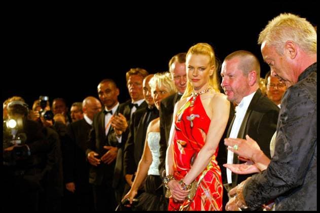 Festival de Cannes NICOLE KIDMAN ET LARS VON TRIER MONTEE DES MARCHES DU FILM DOGVILLE AU 56EME FESTIVAL DE CANNES PLAN LARGE FEMININ HOMME ROBE PUCCI BIJOUX BULGARI BRODES SUR LA ROBE Cannes France *** Festival von Cannes NICOLE KIDMAN und LARS VON TRIER AUFSTIEG DES Marken VON Film DOGVILLE Au 56EME FESTIVAL von Cannes Plan breit FEMININ Mann Kleid PUCCI SCHMUCK BULGARI BRODEN auf DIE Kleid Cannes Frankreich  Copyright: xBORDE-JACOVIDESx xBESTIMAGExBORDE-JACOVIDESx xBESTIMAGEx