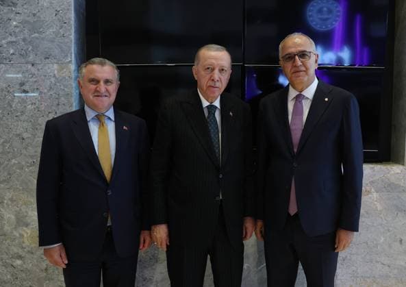 Turkish President Recep Tayyip Erdogan ISTANBUL, TURKIYE - JUNE 20: (----EDITORIAL USE ONLY - MANDATORY CREDIT - TURKISH PRESIDENCY MUSTAFA KAMACI HANDOUT - NO MARKETING NO ADVERTISING CAMPAIGNS - DISTRIBUTED AS A SERVICE TO CLIENTS----) Turkish President Recep Tayyip Erdogan (C) receives Turkish National Women s Volleyball Team players and Turkish Volleyball Federation President Mehmet Akif Ustundag (R) in Istanbul, Turkiye on June 20, 2025. Turkish minister of Youth and Sports Osman Askin Bak (L) was also present in the meeting. Turkish Presidency Mustafa Kamaci Anadolu Istanbul Turkey. Editorial use only. Please get in touch for any other usage.  Copyright: x2025xAnadoluxTurkishxPresidencyx xMustafaxKamacix