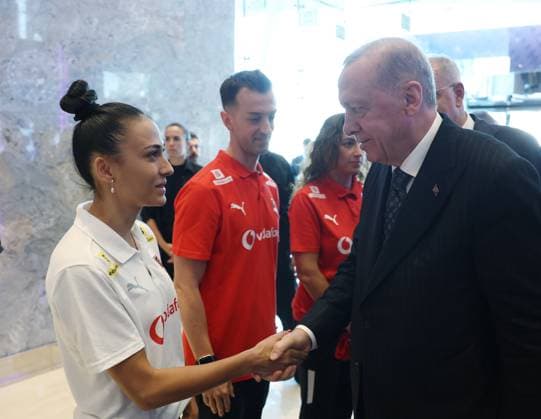 Turkish President Recep Tayyip Erdogan ISTANBUL, TURKIYE - JUNE 20: (----EDITORIAL USE ONLY - MANDATORY CREDIT - TURKISH PRESIDENCY MUSTAFA KAMACI HANDOUT - NO MARKETING NO ADVERTISING CAMPAIGNS - DISTRIBUTED AS A SERVICE TO CLIENTS----) Turkish President Recep Tayyip Erdogan (R) shake hands with the players as he receives Turkish National Women s Volleyball Team in Istanbul, Turkiye on June 20, 2025. Turkish Presidency Mustafa Kamaci Anadolu Istanbul Turkey. Editorial use only. Please get in touch for any other usage.  Copyright: x2025xAnadoluxTurkishxPresidencyx xMustafaxKamacix