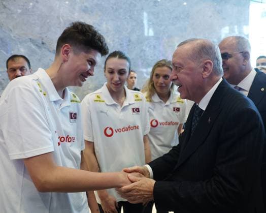 Turkish President Recep Tayyip Erdogan ISTANBUL, TURKIYE - JUNE 20: (----EDITORIAL USE ONLY - MANDATORY CREDIT - TURKISH PRESIDENCY MUSTAFA KAMACI HANDOUT - NO MARKETING NO ADVERTISING CAMPAIGNS - DISTRIBUTED AS A SERVICE TO CLIENTS----) Turkish President Recep Tayyip Erdogan (R) shake hands with the players as he receives Turkish National Women s Volleyball Team in Istanbul, Turkiye on June 20, 2025. Turkish Presidency Mustafa Kamaci Anadolu Istanbul Turkey. Editorial use only. Please get in touch for any other usage.  Copyright: x2025xAnadoluxTurkishxPresidencyx xMustafaxKamacix