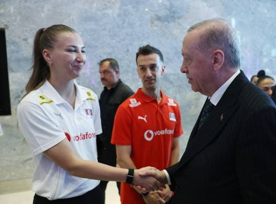 Turkish President Recep Tayyip Erdogan ISTANBUL, TURKIYE - JUNE 20: (----EDITORIAL USE ONLY - MANDATORY CREDIT - TURKISH PRESIDENCY MUSTAFA KAMACI HANDOUT - NO MARKETING NO ADVERTISING CAMPAIGNS - DISTRIBUTED AS A SERVICE TO CLIENTS----) Turkish President Recep Tayyip Erdogan (R) shake hands with the players as he receives Turkish National Women s Volleyball Team in Istanbul, Turkiye on June 20, 2025. Turkish Presidency Mustafa Kamaci Anadolu Istanbul Turkey. Editorial use only. Please get in touch for any other usage.  Copyright: x2025xAnadoluxTurkishxPresidencyx xMustafaxKamacix