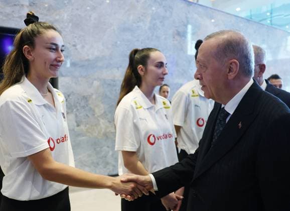 Turkish President Recep Tayyip Erdogan ISTANBUL, TURKIYE - JUNE 20: (----EDITORIAL USE ONLY - MANDATORY CREDIT - TURKISH PRESIDENCY MUSTAFA KAMACI HANDOUT - NO MARKETING NO ADVERTISING CAMPAIGNS - DISTRIBUTED AS A SERVICE TO CLIENTS----) Turkish President Recep Tayyip Erdogan (R) shake hands with the players as he receives Turkish National Women s Volleyball Team in Istanbul, Turkiye on June 20, 2025. Turkish Presidency Mustafa Kamaci Anadolu Istanbul Turkey. Editorial use only. Please get in touch for any other usage.  Copyright: x2025xAnadoluxTurkishxPresidencyx xMustafaxKamacix