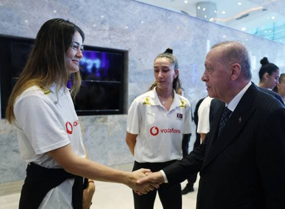 Turkish President Recep Tayyip Erdogan ISTANBUL, TURKIYE - JUNE 20: (----EDITORIAL USE ONLY - MANDATORY CREDIT - TURKISH PRESIDENCY MUSTAFA KAMACI HANDOUT - NO MARKETING NO ADVERTISING CAMPAIGNS - DISTRIBUTED AS A SERVICE TO CLIENTS----) Turkish President Recep Tayyip Erdogan (R) shake hands with the players as he receives Turkish National Women s Volleyball Team in Istanbul, Turkiye on June 20, 2025. Turkish Presidency Mustafa Kamaci Anadolu Istanbul Turkey. Editorial use only. Please get in touch for any other usage.  Copyright: x2025xAnadoluxTurkishxPresidencyx xMustafaxKamacix