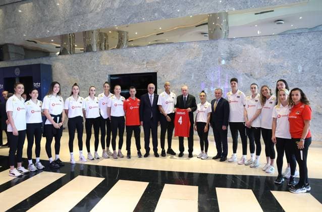 Turkish President Recep Tayyip Erdogan ISTANBUL, TURKIYE - JUNE 20: (----EDITORIAL USE ONLY - MANDATORY CREDIT - TURKISH PRESIDENCY MUSTAFA KAMACI HANDOUT - NO MARKETING NO ADVERTISING CAMPAIGNS - DISTRIBUTED AS A SERVICE TO CLIENTS----) Turkish President Recep Tayyip Erdogan (9th R) receives Turkish National Women s Volleyball Team players and poses for a photo in Istanbul, Turkiye on June 20, 2025. Turkish minister of Youth and Sports Osman Askin Bak (7th R) was also present in the meeting. Turkish Presidency Mustafa Kamaci Anadolu Istanbul Turkey. Editorial use only. Please get in touch for any other usage.  Copyright: x2025xAnadoluxTurkishxPresidencyx xMustafaxKamacix